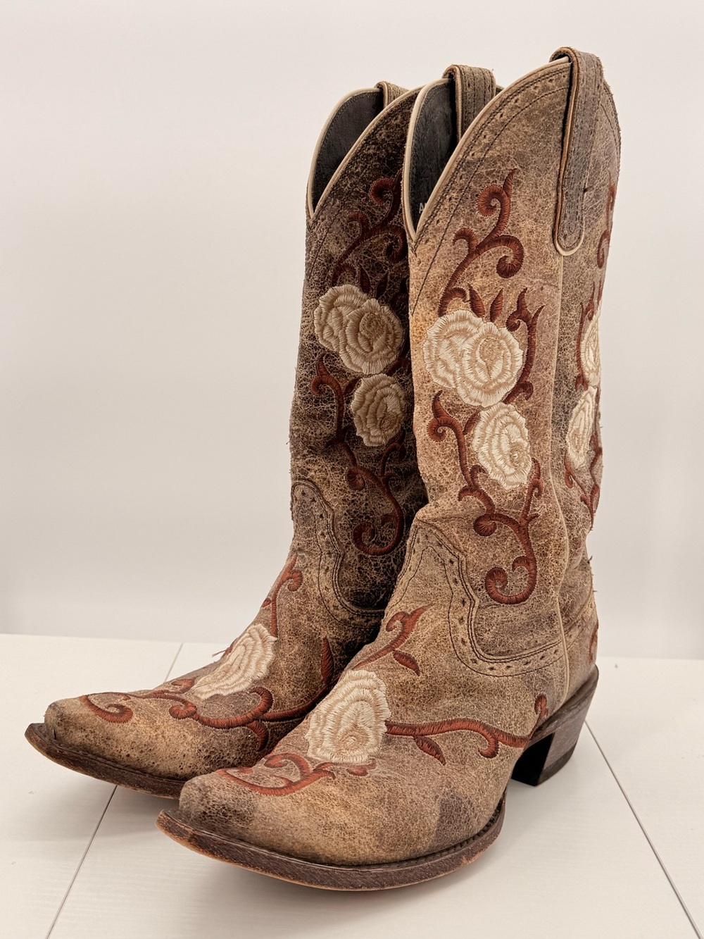 ARIAT Floral Embroidered Western Distressed Leather Cowgirl  Boots Size 9.5